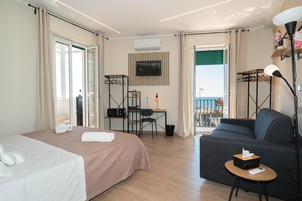 Bed, TV and multimedia, View (from property/room), Balcony/Terrace, Photo of the whole room, Bedroom, air conditioner