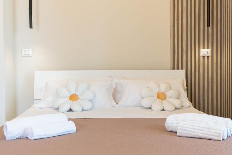 Bed, Bedroom, towels