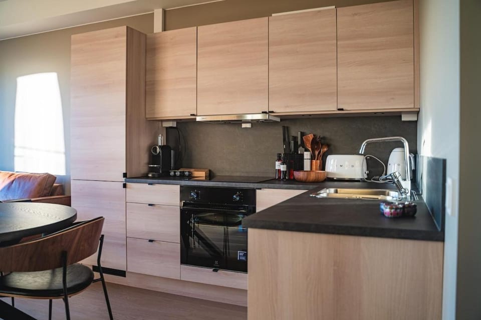 Coffee/tea facilities, Kitchen or kitchenette, dishwasher, stove, toaster