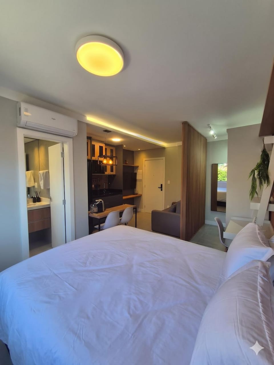 Living room, Photo of the whole room, Bedroom, Pets