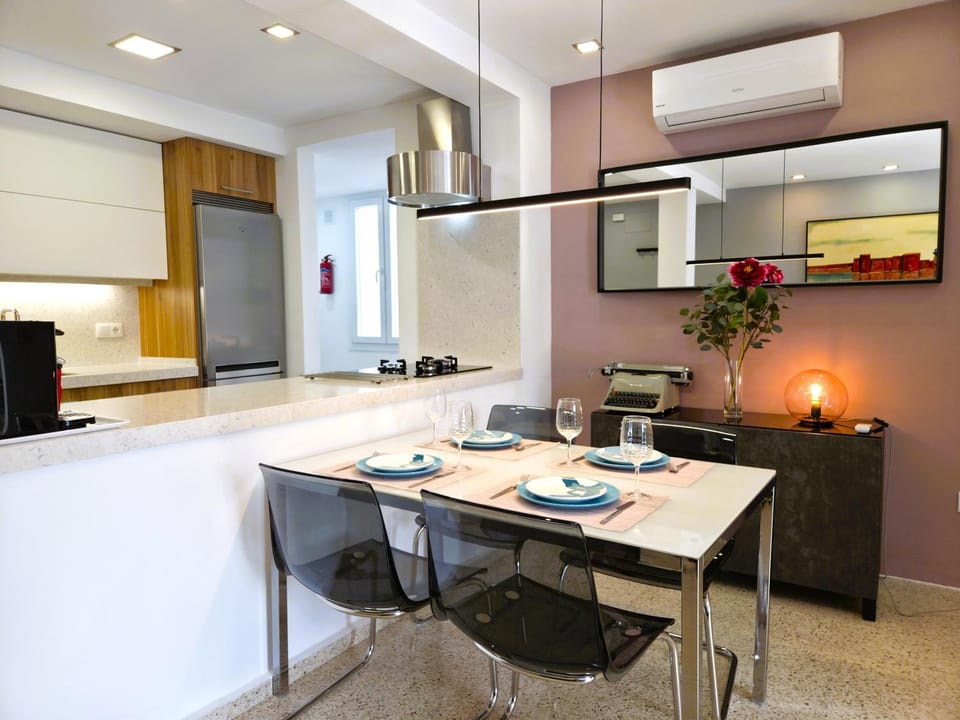 Kitchen or kitchenette, Dining area, stove