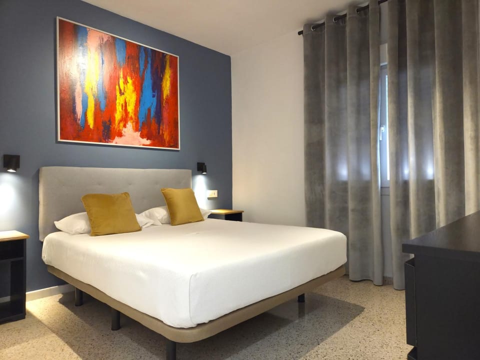 Photo of the whole room, Bedroom