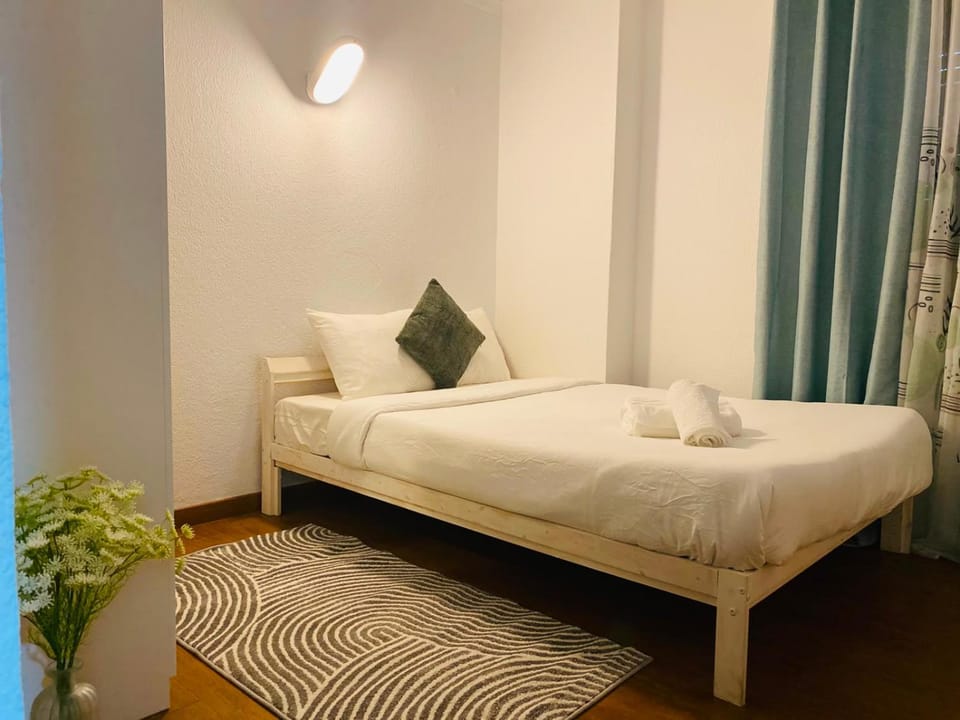 Bed, Photo of the whole room, Bedroom, towels