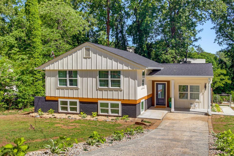 2 Mi to Truist Park! Modern Gem w/ Pool & Fire Pit House in Smyrna
