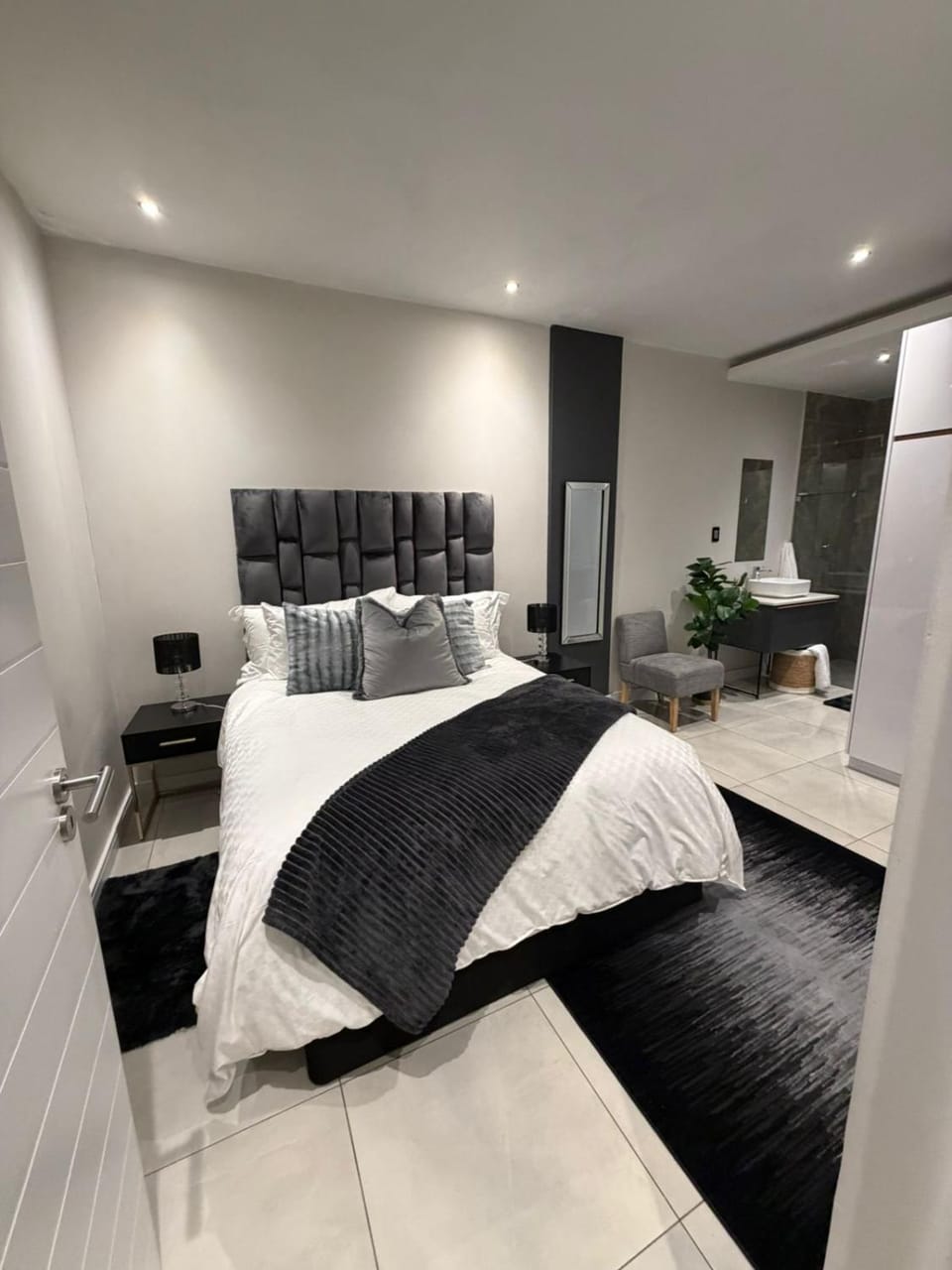 Modern Luxury Apartment- The Paramount Houghton Estate near Rosebank & Sandton Apartment in Johannesburg