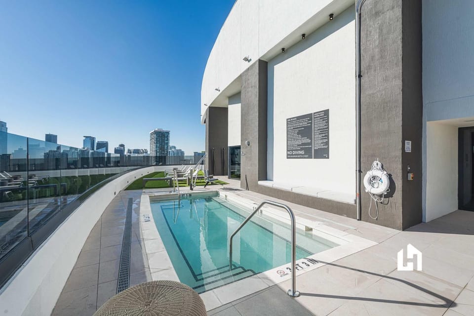 Property building, Day, Swimming pool, sunbed