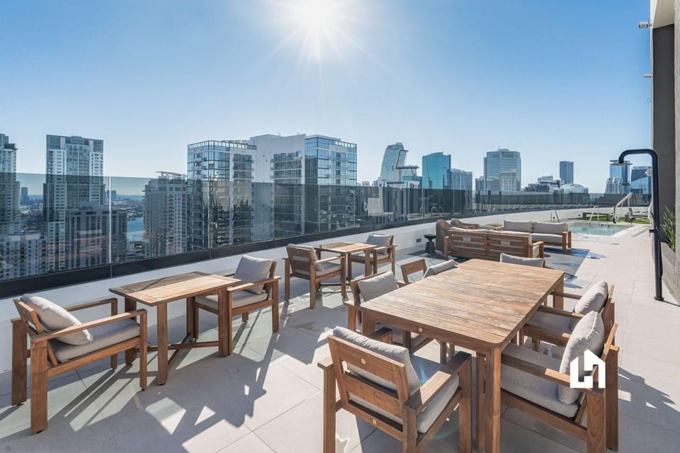 Property building, Day, View (from property/room), Balcony/Terrace, Seating area, City view