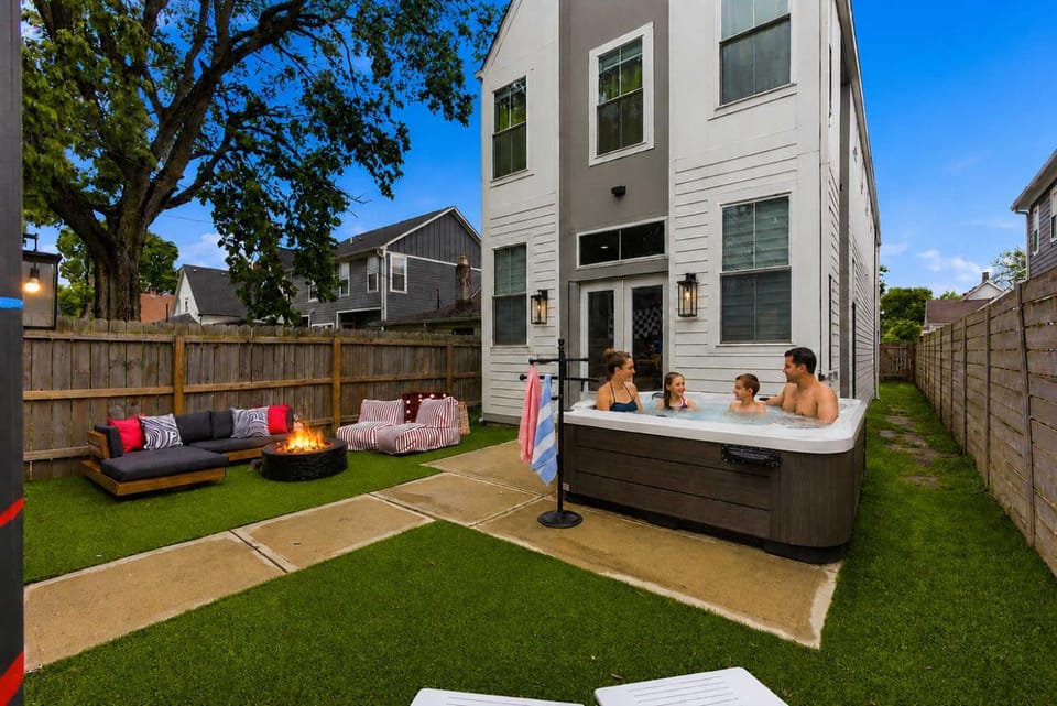 Victory Lane Villa - Game Room - Hot Tub - Firepit House in Indianapolis