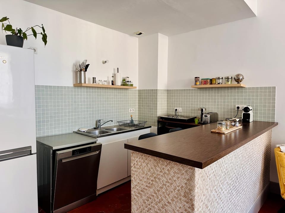 Coffee/tea facilities, Kitchen or kitchenette, Dining area, stove