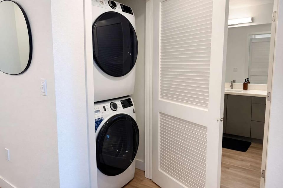 Bathroom, laundry, washing machine, dryer