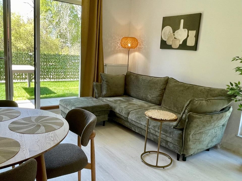 Garden, Living room, Seating area, Dining area