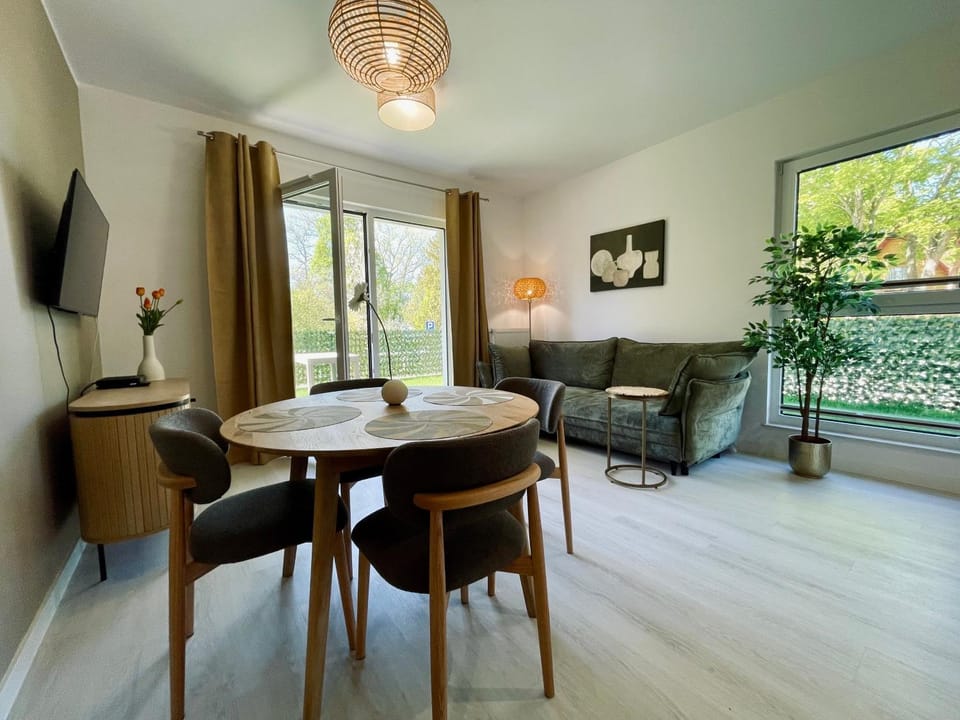 Communal lounge/ TV room, TV and multimedia, View (from property/room), Balcony/Terrace, Living room, Seating area, Dining area, Evening entertainment