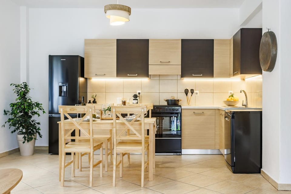 Coffee/tea facilities, Kitchen or kitchenette, Dining area, dishwasher, oven, stove