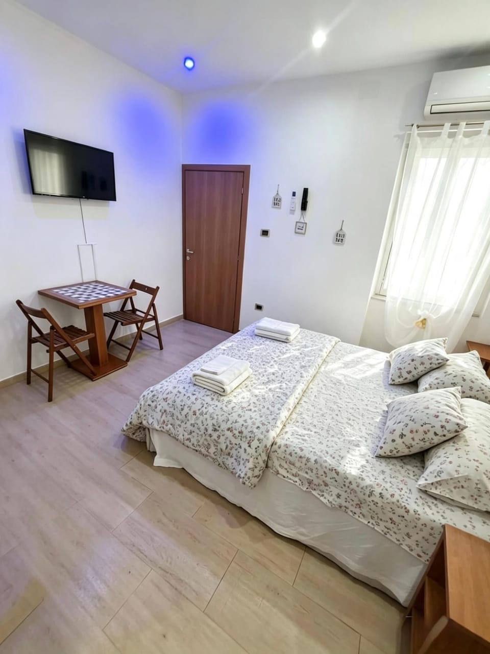 Bed, TV and multimedia, Photo of the whole room, Bedroom, towels