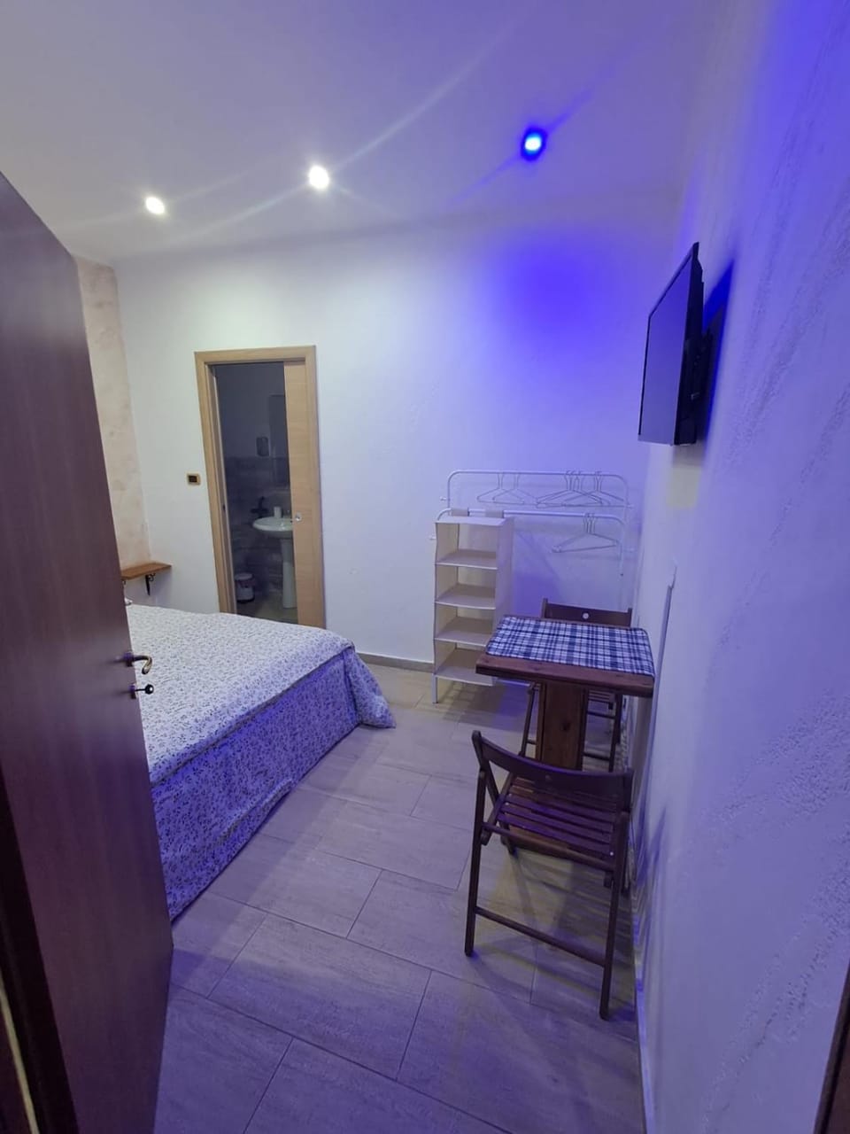 Bed, TV and multimedia, Dining area
