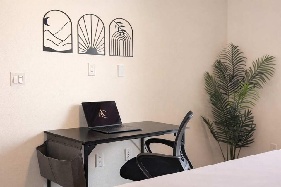 Bed, TV and multimedia, Photo of the whole room, Decorative detail, Bedroom