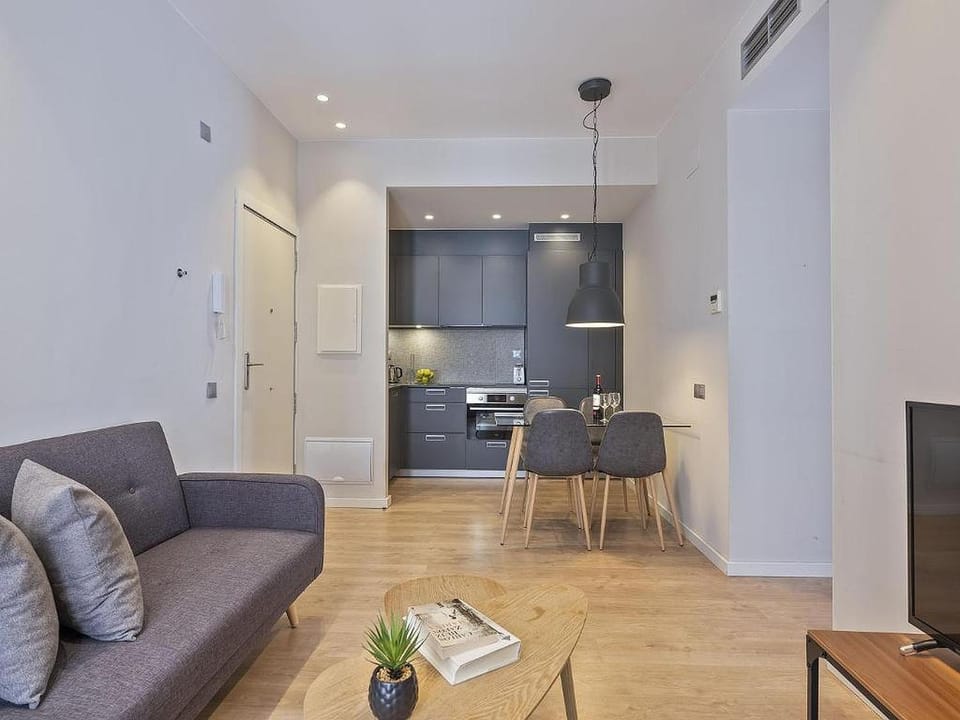 TV and multimedia, Kitchen or kitchenette, Living room, Seating area, Dining area, stove