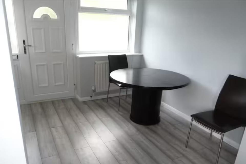 Studio Sleeps 2 - Pets Welcome - Enclosed Garden Apartment in Bognor Regis
