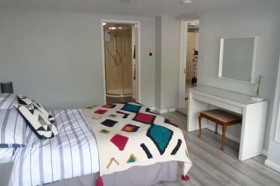 Studio Sleeps 2 - Pets Welcome - Enclosed Garden Apartment in Bognor Regis