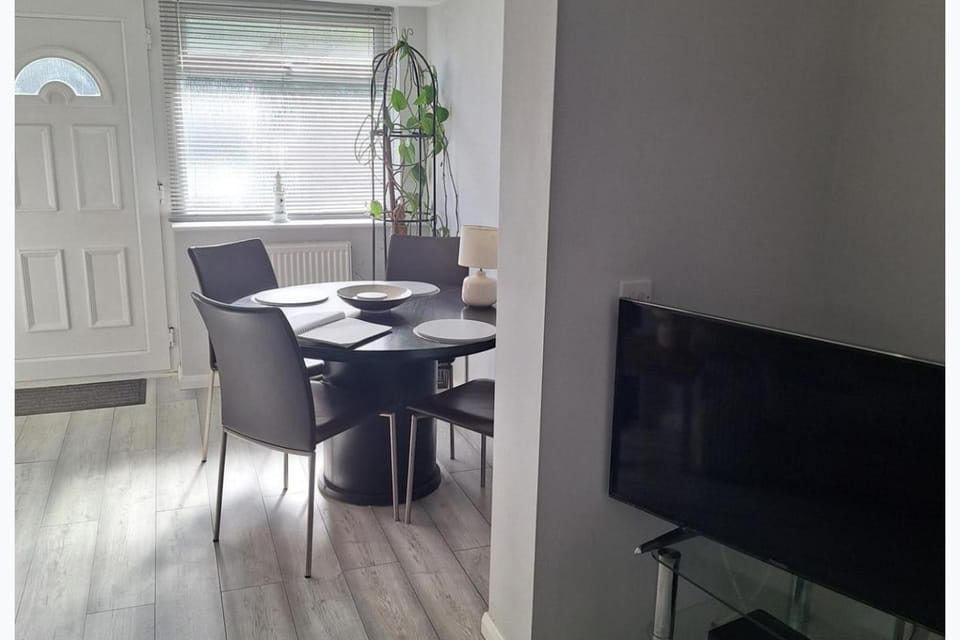 Studio Sleeps 2 - Pets Welcome - Enclosed Garden Apartment in Bognor Regis