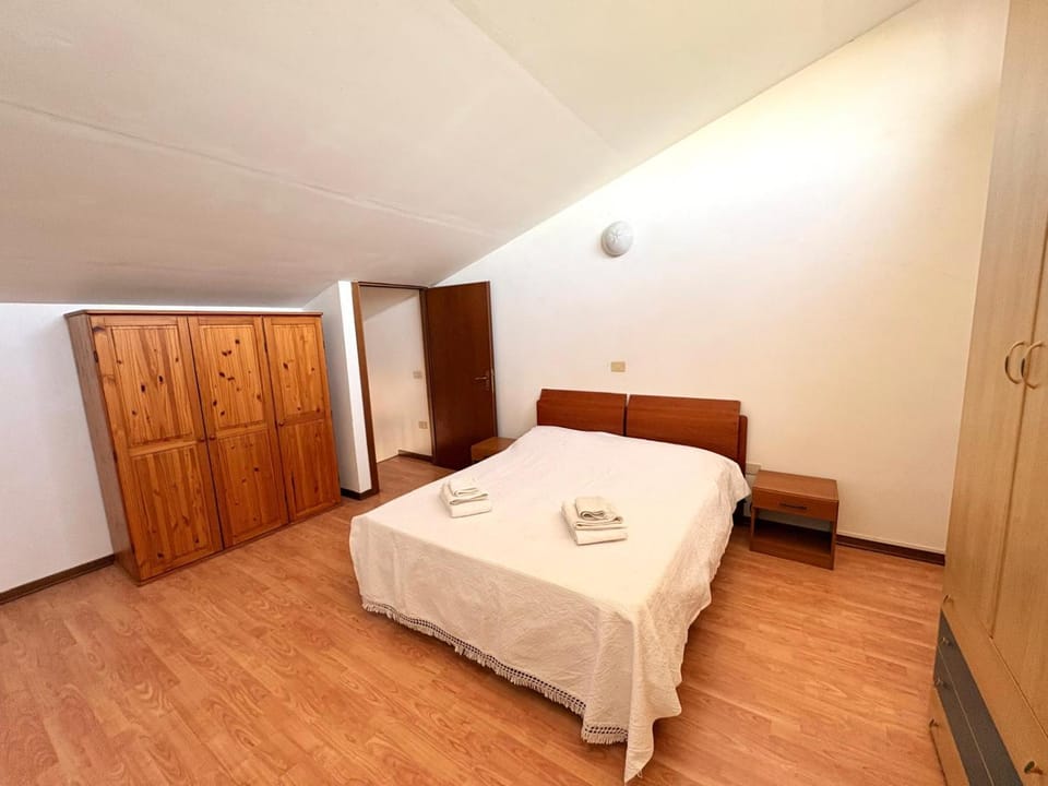 Bed, Photo of the whole room, Bedroom, towels, wardrobe