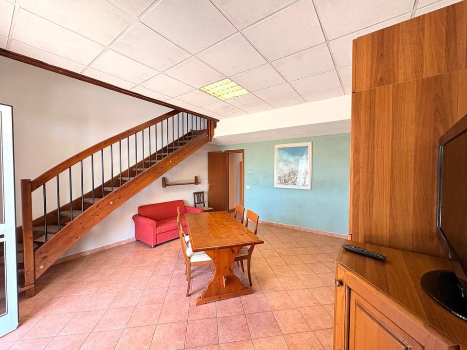 TV and multimedia, Kitchen or kitchenette, Living room, Seating area, Dining area
