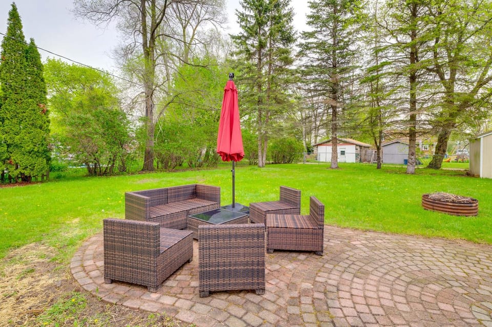 Blocks to Beach & Eats! Elk Rapids 'Cozy Cottage' House in Elk Rapids