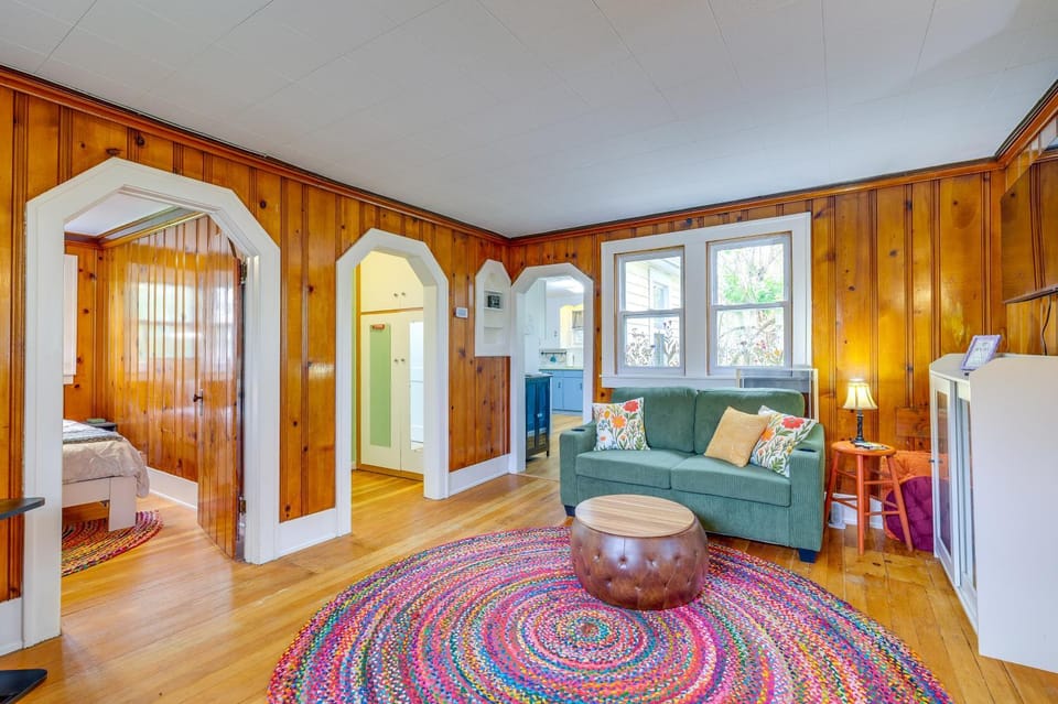 Blocks to Beach & Eats! Elk Rapids 'Cozy Cottage' House in Elk Rapids