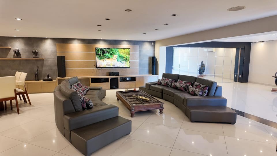 Communal lounge/ TV room, TV and multimedia, Living room, Evening entertainment