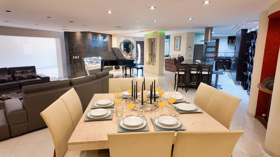 TV and multimedia, Kitchen or kitchenette, Living room, Dining area, Food