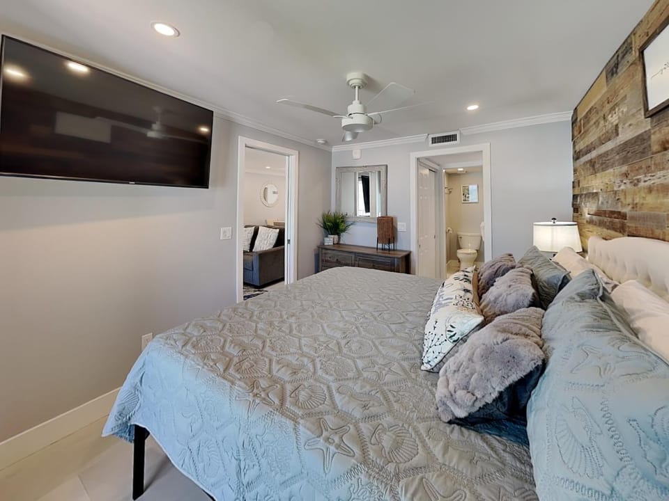 Toilet, Bed, TV and multimedia, Bedroom, furniture
