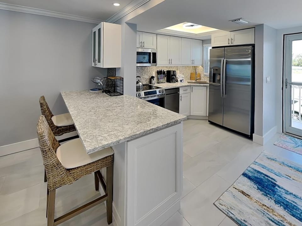 Kitchen or kitchenette, Seating area, microwave, kitchen