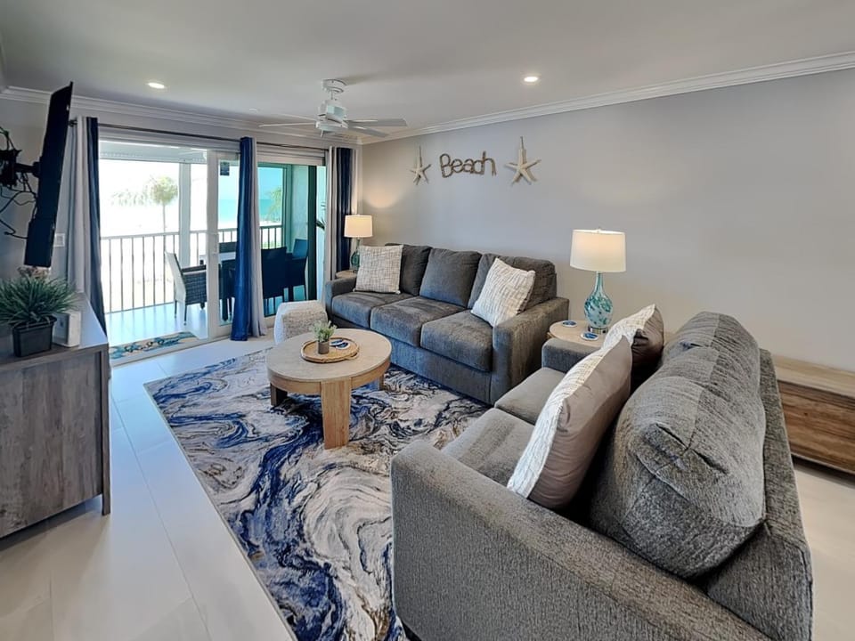TV and multimedia, Balcony/Terrace, Living room, Seating area, furniture