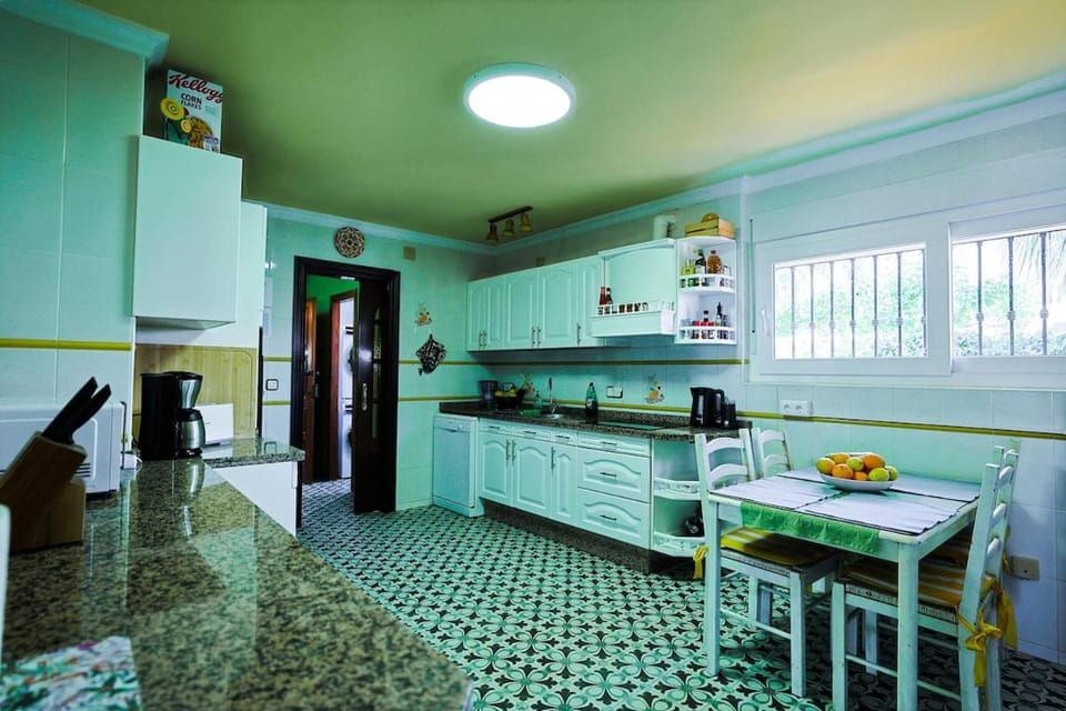 Kitchen or kitchenette, Dining area, stove