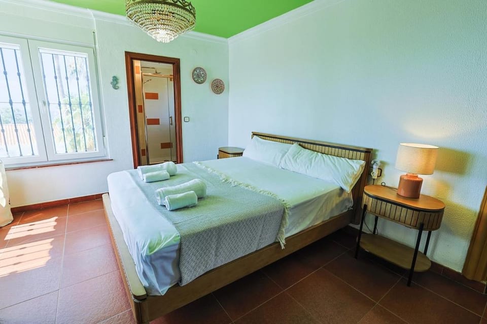 Bed, Photo of the whole room, Bedroom, towels