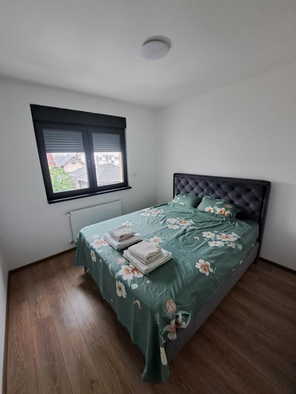 Bed, Bedroom, towels