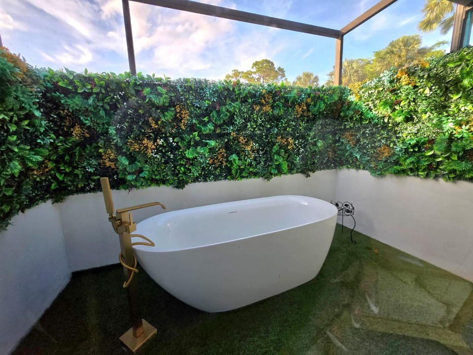 Natural landscape, Garden, Hot Tub, Bathroom, Garden view, Bath