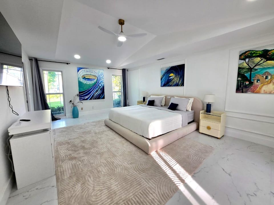 Bed, TV and multimedia, Photo of the whole room, Bedroom