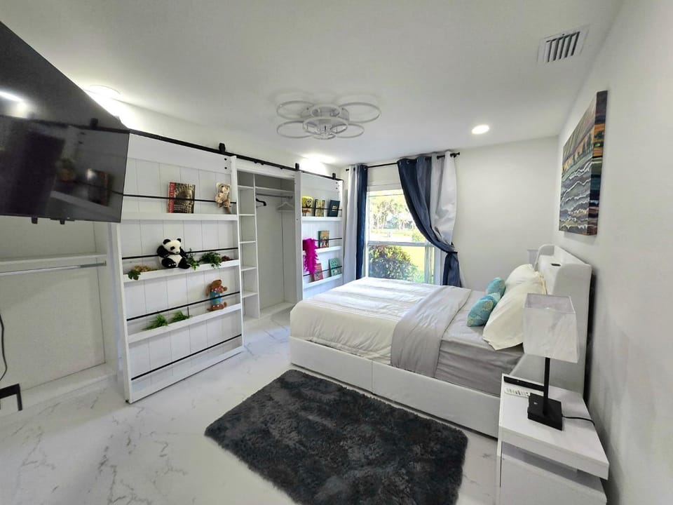 Bed, TV and multimedia, Photo of the whole room, Bedroom