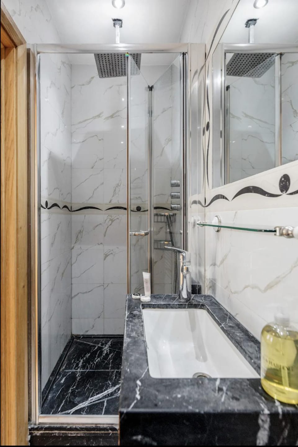 Shower, Toilet, Day, People, Bathroom, Photo of the whole room, Decorative detail, Decorative detail, Guests, Area and facilities, Area and facilities, Time of day, Family, bidet, hair dryier, internet, internet, pet friendly, towels