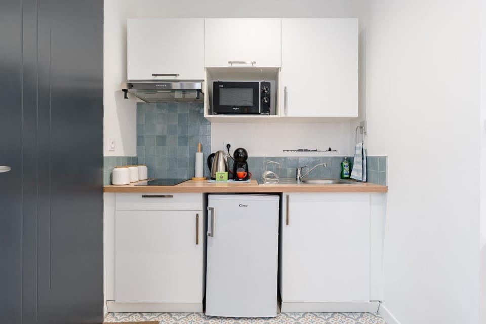 Coffee/tea facilities, Kitchen or kitchenette, stove