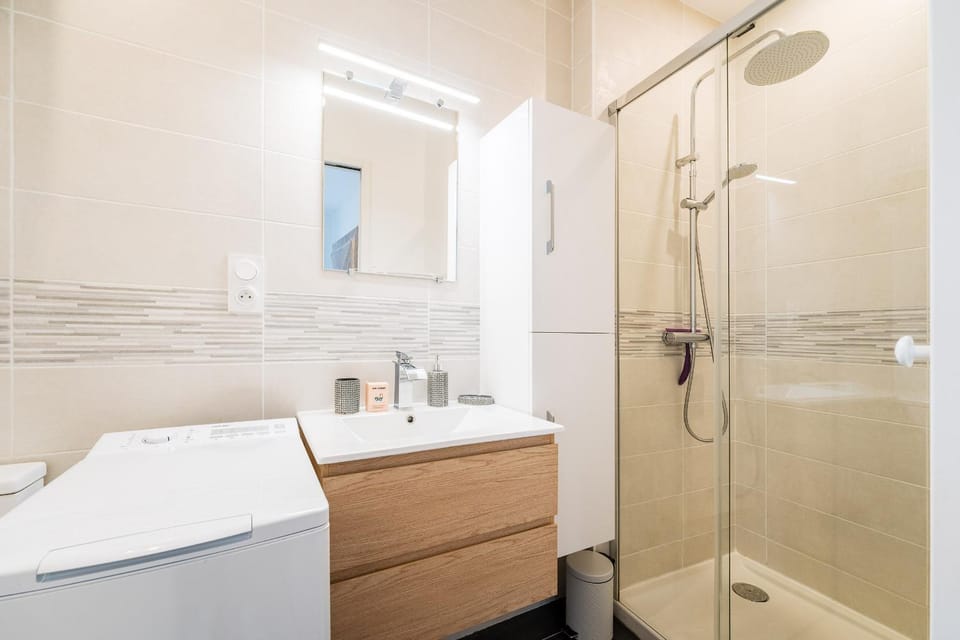 Shower, Bathroom, towels, washing machine
