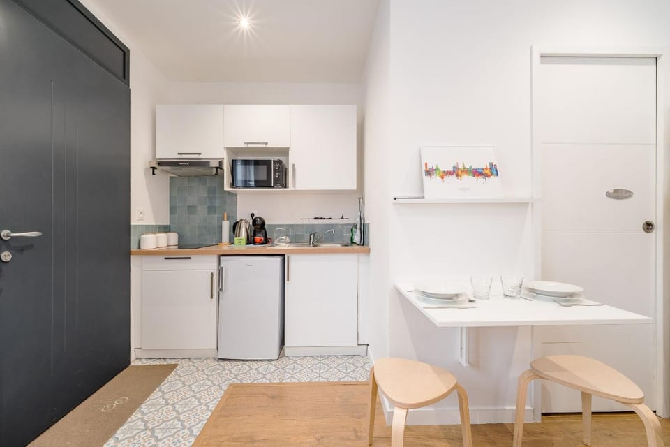 Coffee/tea facilities, Kitchen or kitchenette, Dining area, stove