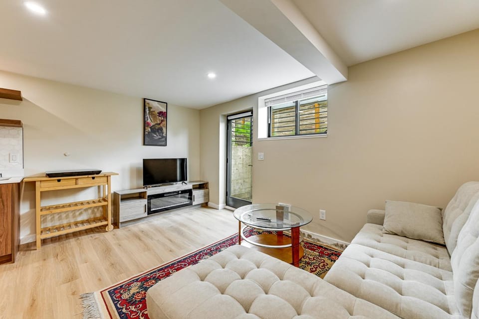 Walk to Seward Park, Near Lumen! Pet-Friendly Apt Apartment in Mercer Island