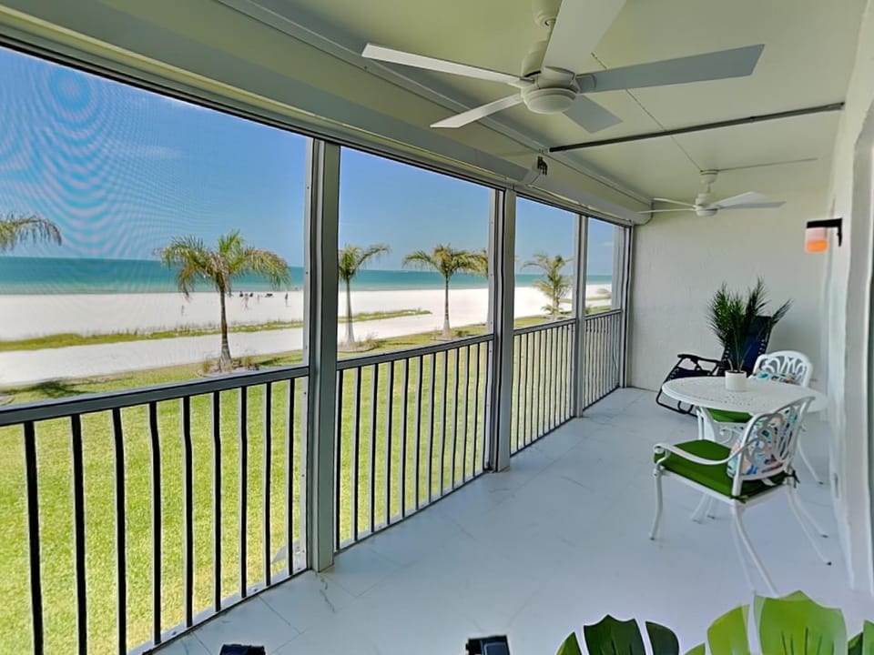 Balcony/Terrace, Seating area, Beach, Sea view