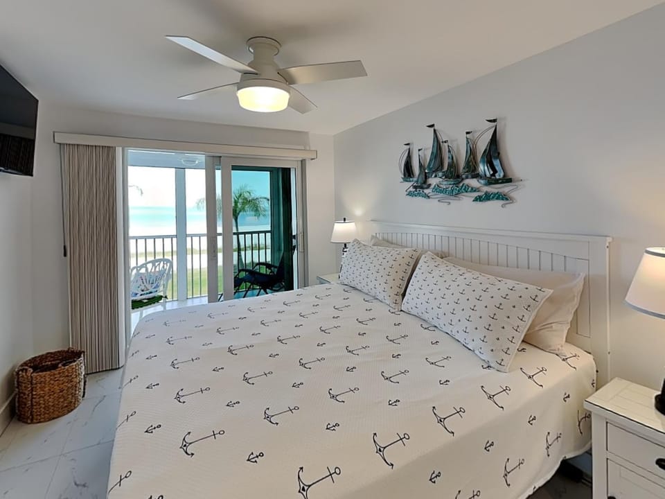 Bed, TV and multimedia, View (from property/room), Balcony/Terrace, Bedroom, Sea view