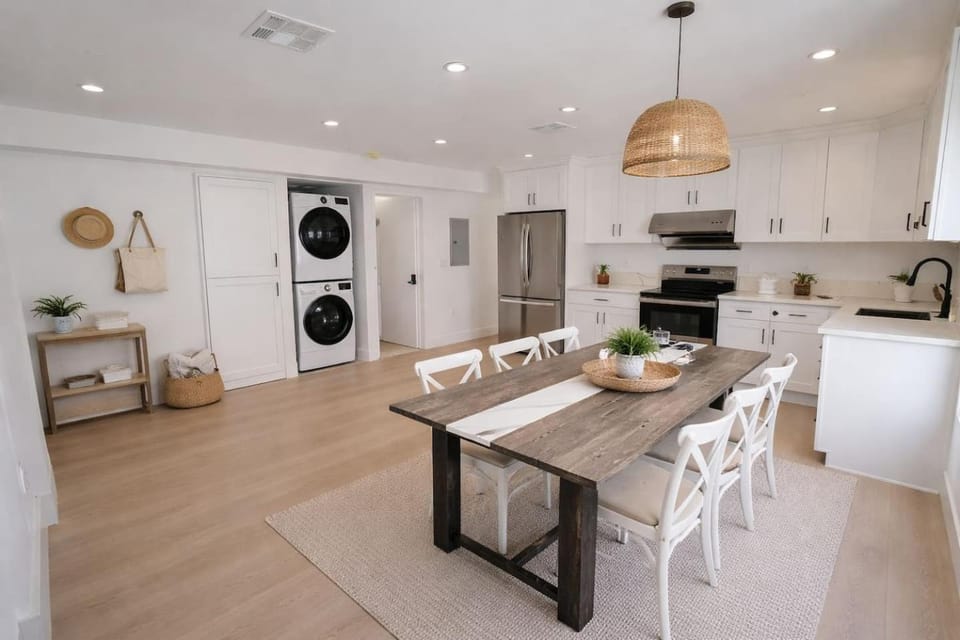 Luxury Queen Suite With Private Bathroom K3-09 Standard Plus Apartment in Los Angeles