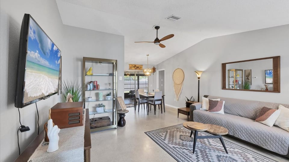 Our Happy Place - super comfortable S Venice home close to beaches, shopping Villa in Venice Gardens