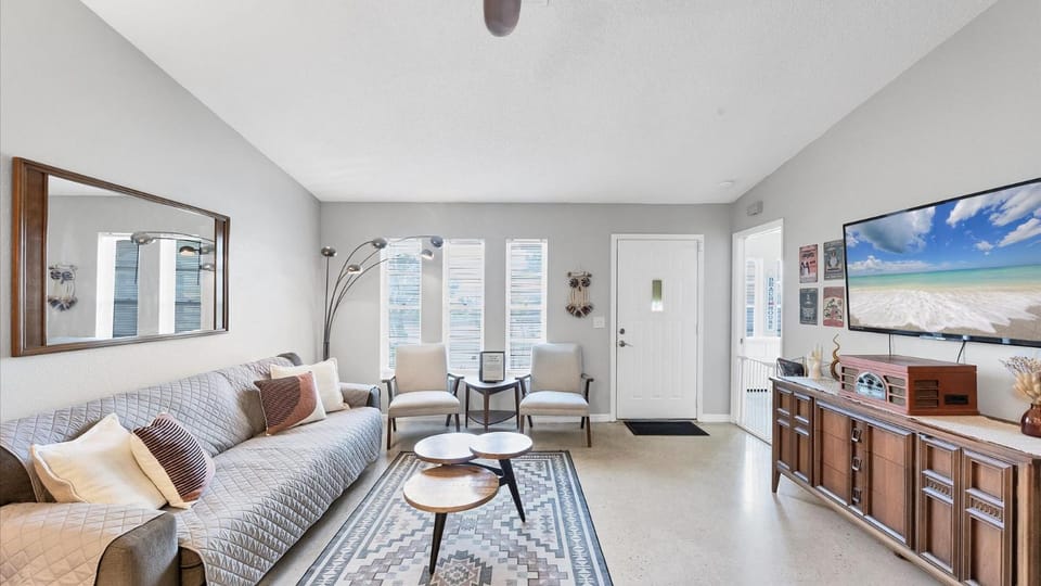 Our Happy Place - super comfortable S Venice home close to beaches, shopping Villa in Venice Gardens