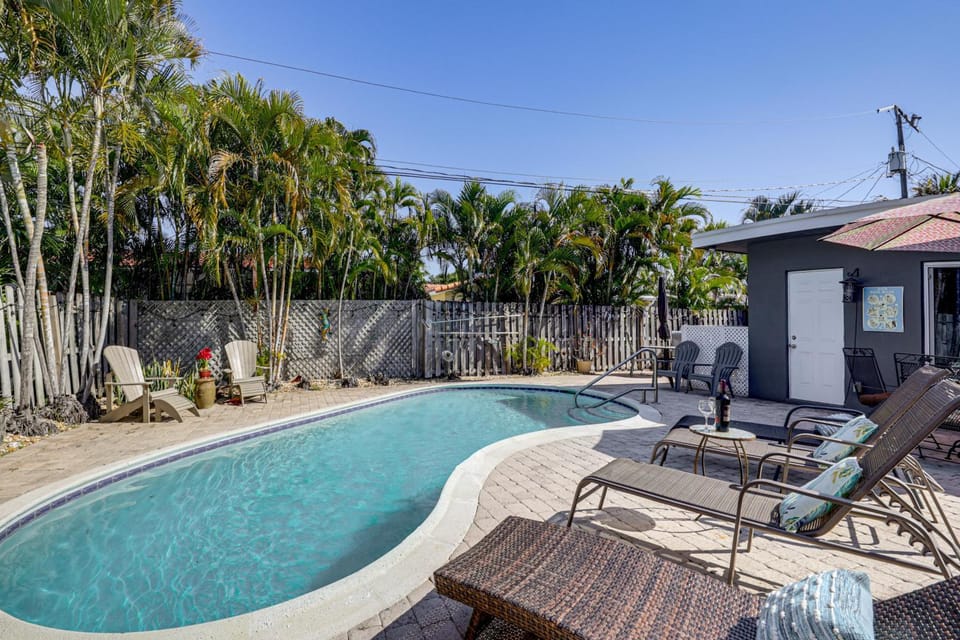 1 Block to Beach! Pompano Apt w/ Pool Access Apartment in Pompano Beach